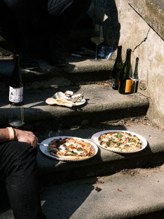 @highfive_pizza na Gorkého už zítra! ♨️ 👉🏻 17:00 - 22:00 K tomu zábavný výběr vín po skle. Tutto va bene! #highfivepizza...